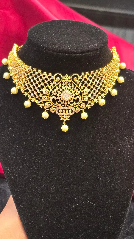 Women’s necklaces with intricate beadwork-Alluring Gold Plated Choker