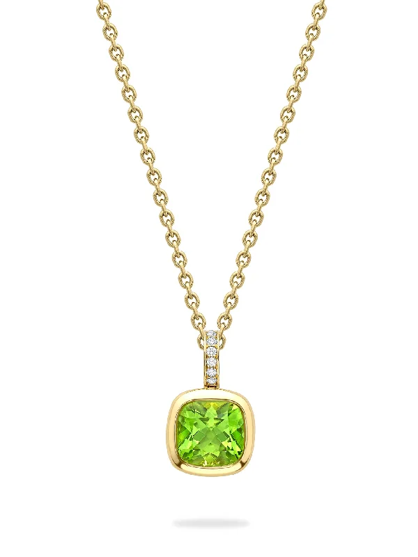 Women’s diamond necklaces-Florentine Dolce Vita Cushion Peridot Yellow Gold Pendant